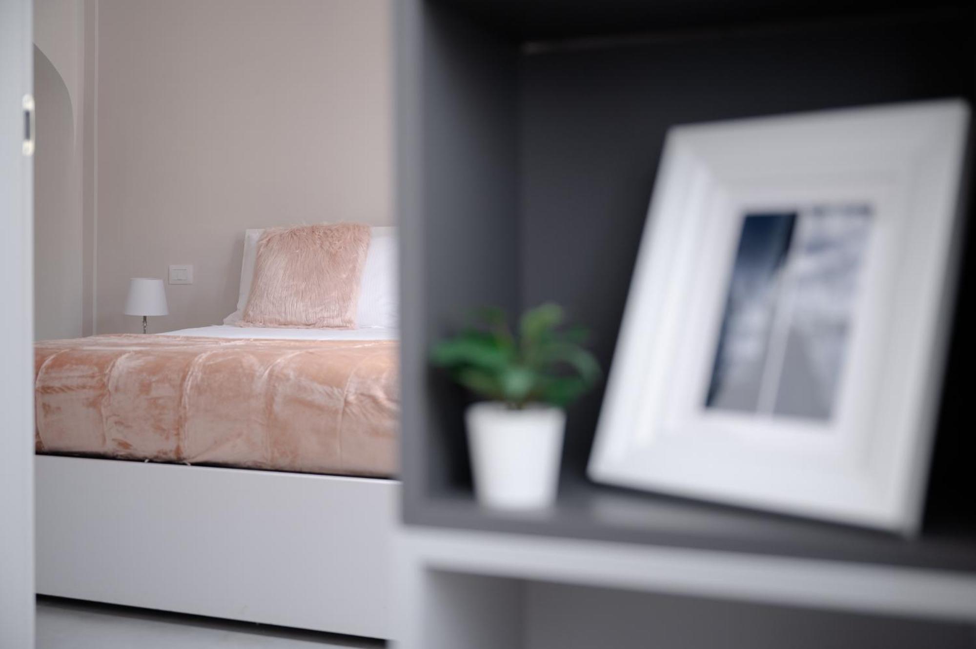 Via Ponte Alle Mosse, 19 - Florence Charming Apartments - A Chic, Newly Renovated Apartment Near Tram Leopolda, A Few Min From Downtown Bagian luar foto